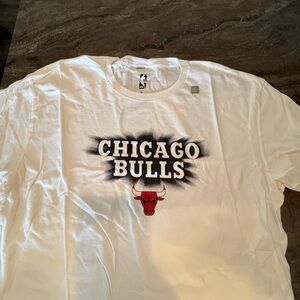 ✨NEW✨NBA White Chicago Bulls Graphic Tee with Red Logo